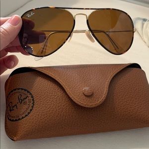 Tortoise ray-bans. Classic aviators.